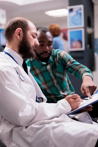 Médecin Généraliste Caucasien Montrant Une Ordonnance Jeune Homme Malade Afro — Photo