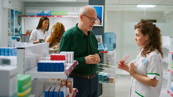 Farmacéutica Que Ayuda Grupo Multiétnico Clientes Comprar Medicamentos Vitaminas Farmacia —  Fotos de Stock