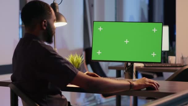 Pracownik Biurowy Pracuje Wyświetlaczem Greenscreen Komputerze Późno Nocy Patrząc Pojedyncze — Wideo stockowe