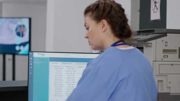 Enfermera Médica Revisando Las Citas Examen Computadora Recepción Del Hospital — Vídeo de stock