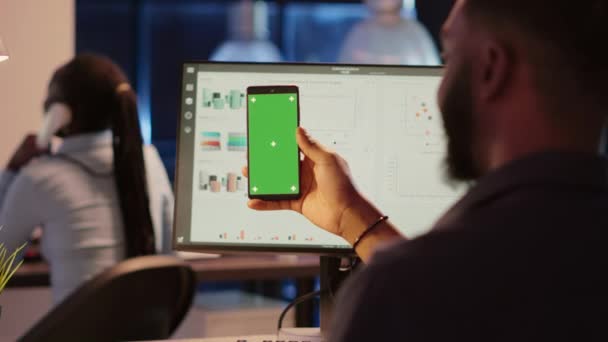 Hombre Negocios Mirando Pantalla Verde Teléfono Móvil Trabajando Oficina Por — Vídeo de stock