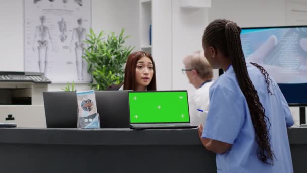 Nurse Working Reception Counter Desk Greenscreen Laptop Using Computer Chroma — Vídeo de stock
