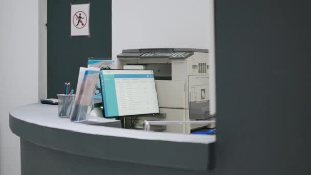 Hospital Reception Counter Medical Appointments Computer Help Patients Healthcare Insurance — Vídeos de Stock