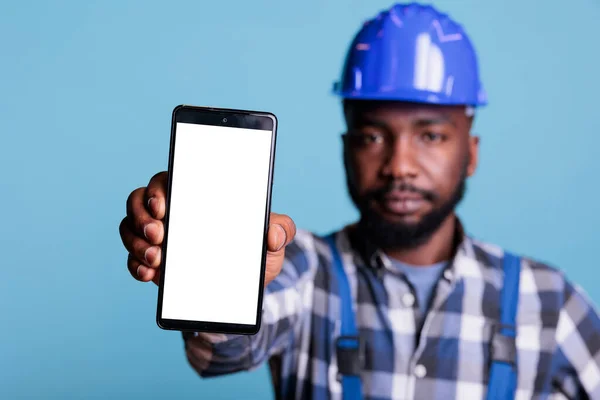 아프리카 미국인 노동자가 고립된 배경에 손으로 스마트폰을 있습니다 광고용 스크린 — 스톡 사진