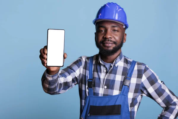 Stavební Dělník Modré Uniformě Pracovní Kombinézy Drží Mobilní Telefon Prázdnou — Stock fotografie