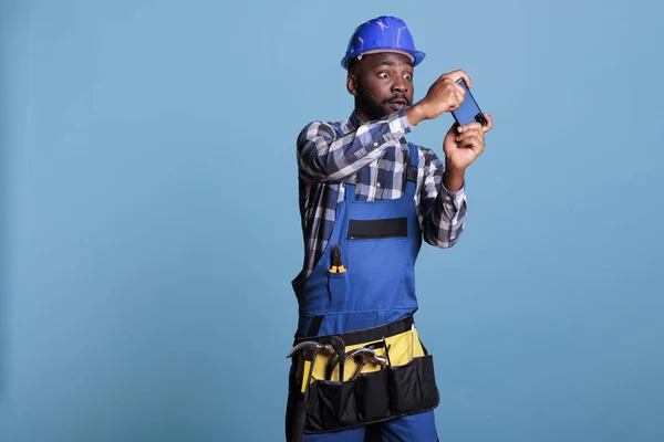 African American Builder Taking Break Work Playing Video Games Cell — Stock Photo, Image