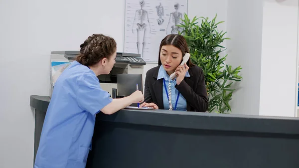 Asian Receptionist Medical Assistant Working Checkup Papers Help Patients Doing — 스톡 사진