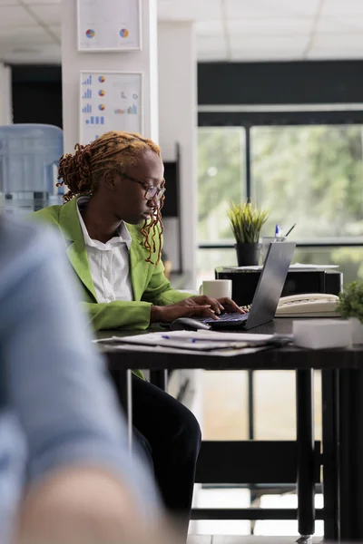 사무실에서 노트북으로 일하는 사려깊은 고용인 책상에 매니저 사이드 일하는 아프리카 — 스톡 사진