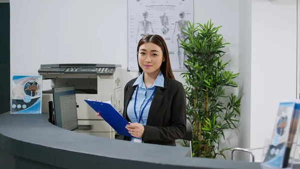 Ritratto Receptionist Asiatica Che Lavora Con Documenti Controllo Medico Rapporti — Foto Stock