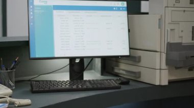 Bilgisayarında randevu formları olan hastane kayıt masası, kontrol raporları ve kasada sigorta kağıtları. Tıbbi muayeneler ve muayeneler için boş tesis resepsiyonu.