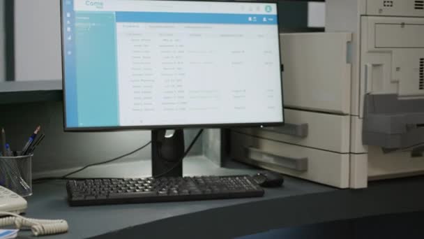 Krankenhauseinschreibung Mit Terminformularen Computer Checkup Berichte Und Versicherungspapiere Schalter Empfangshalle — Stockvideo