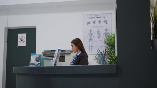 Ασιάτισσα Που Εργάζεται Στη Ρεσεψιόν Στο Κέντρο Υγείας Προετοιμάζει Ιατρικές — Αρχείο Βίντεο