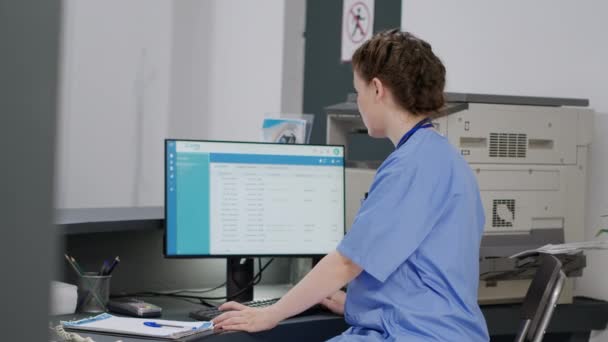Asistente Médico Que Trabaja Citas Con Pacientes Recepción Ayudando Médico — Vídeos de Stock