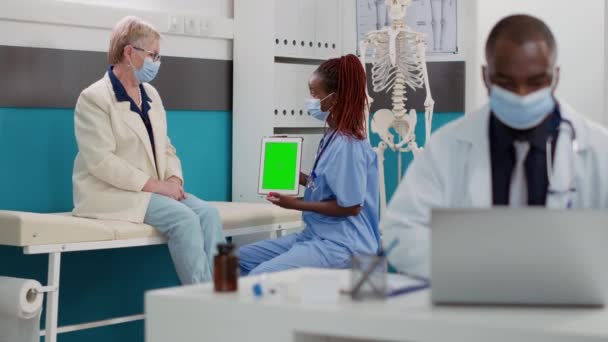 Zdravotnický Pracovník Držící Tablet Zelenou Zástěrkou Šablony Při Prohlídce Pacienta — Stock video