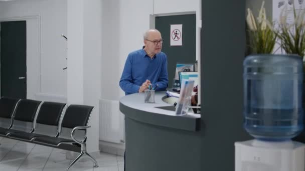 Patiente Parlant Une Réceptionniste Avant Présenter Rendez Vous Avec Médecin — Video