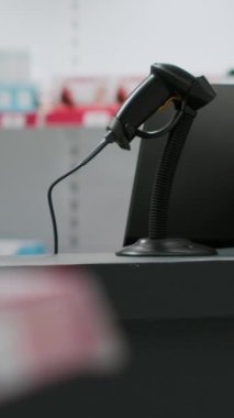 Dikey video: İlaç ürünleri ve ilaçları raflarda, kutularda ve takviyelerle dolu paketlerle birlikte sağlık hizmetleri perakende mağazası. İlaç ve eczane dolu boş eczane..