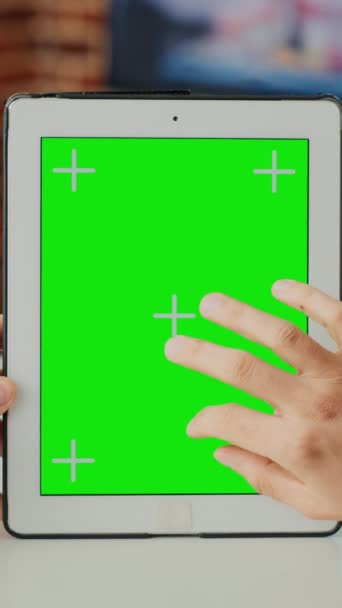 垂直视频 办公室职员使用带有绿屏模板的数字小玩艺儿 垂直放置带有隔离显示的便携式平板电脑 使用空白色键背景和模拟屏幕 — 图库视频影像