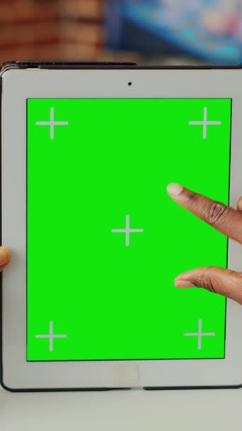 Vídeo Vertical Mulher Analisando Greenscreen Display Isolado Segurando Verticalmente Tablet — Vídeo de Stock