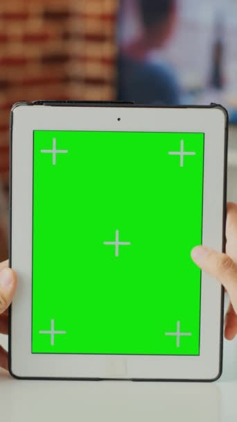Κάθετο Βίντεο Καυκάσιος Διαχειριστής Που Χρησιμοποιεί Ψηφιακό Tablet Πρότυπο Greenscreen — Αρχείο Βίντεο