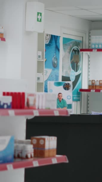 垂直录像 空药店零售商店 货架上有药品和治疗 客户用来购买医疗药品和药品 配药和配药的药店 — 图库视频影像