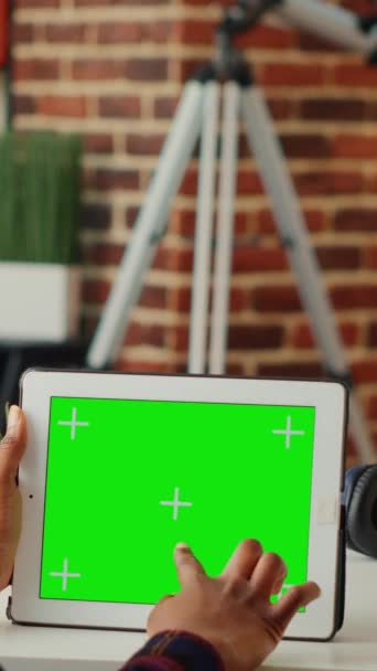 垂直视频 非裔美国成年人使用带有水平绿色屏幕的便携式平板电脑 分析设备上的空白复制空间模板 用彩色键查看孤立的背景 — 图库视频影像