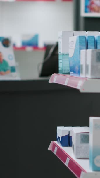 垂直ビデオ 薬の容器やパッケージを持つ空の薬局店 医薬品と小売店の棚 薬や薬で満たされたドラッグストアスペース サプリメント — ストック動画