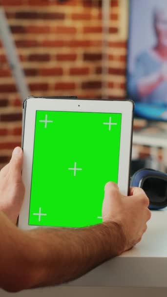 Vertikální Video Mladý Muž Svisle Drží Digitální Tablet Zelenou Obrazovkou — Stock video