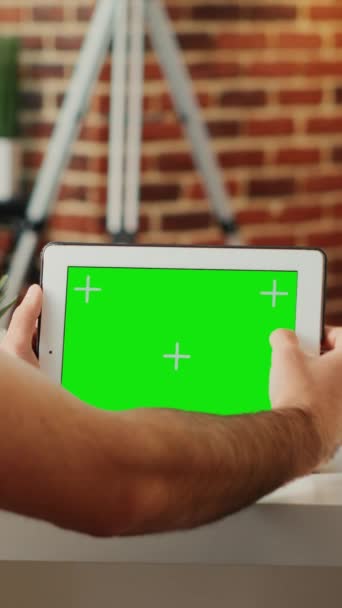 Vídeo Vertical Jovem Segurando Dispositivo Moderno Com Modelo Creme Verde — Vídeo de Stock