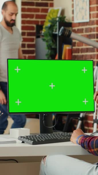 Vertikální Video Pracovník Office Analyzuje Šablonu Zelené Obrazovky Monitoru Pracuje — Stock video