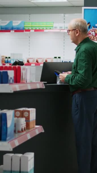 Вертикальное Видео Старший Клиент Покупает Таблетки Рецепта Лекарства Аптеке Счетчик — стоковое видео