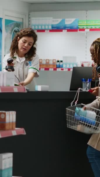 Vídeo Vertical Especialista Que Ayuda Cliente Afroamericano Comprar Medicamentos Tratamientos — Vídeos de Stock