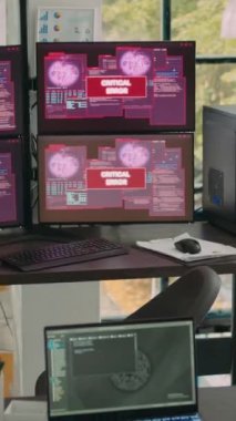 Dikey video: Boş yazılım bürosunda güvenlik ihlali yapan bilgisayar ekranları, veri algoritmaları ile ekranda kritik hata mesajı yanıp sönüyor. Hacklenmiş sistem sunucusu