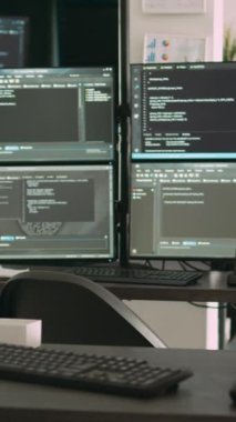 Dikey video: Uçbirim penceresini ve yapay zeka programlama kodunu gösteren birden fazla monitörlü masa. Boş yazılım geliştirme bürosu sunucuları ile bulut hesaplama, html betiği.
