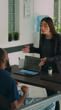 Dikey video: Uçbirim penceresindeki kaynak kodlar hakkında konuşan çeşitli kodlayıcılar, yeni arayüz oluşturmak için html betiği kullanıyorlar. Mühendisler algoritmaları çalıştırıyor, veritabanını kontrol ediyor, takım çalışması yapıyor..