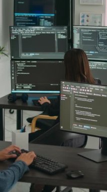 Dikey video: Uçbirim penceresinde kodları analiz eden çeşitli veritabanı geliştiricileri, html betiği ve yapay zeka üzerinde çalışıyorlar. Sistem mühendisleri uygulama geliştirme arayüzü hakkında konuşuyor.