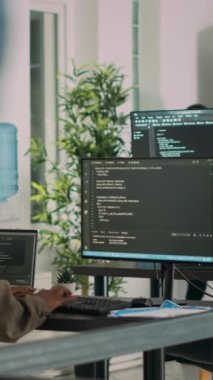 Dikey video: Afrika kökenli Amerikalı bulut programcılarından oluşan bir ekip programlama derleme kodları hakkında konuşuyor, yeni kullanıcı arayüzü geliştirme üzerinde çalışıyor. Sunucu algoritmaları geliştirmek için takım çalışması yapan kodcular.