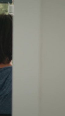 Dikey video: Uçbirim penceresini kullanarak bilgisayar ekranında html betiği ile çalışan Asyalı sistem mühendisi. Yazılım geliştirici kodlama sistemi arayüzü, ofis alanına ai algoritması yazma.