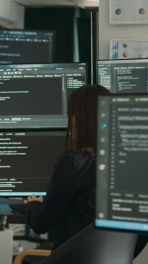 Dikey video: Bilgisayar üzerinde yazılım geliştirici kaynak kodlama algoritması, ajans ofisinde kopuk veri yazma. Veritabanı programcısı çevrimiçi sistemle yeni kullanıcı arayüzü üzerinde çalışarak oluşturmaya çalışıyor