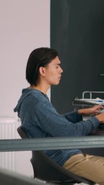 Dikey video: Uçbirim penceresinde Asyalı web geliştirici güvenlik duvarı sunucusu, bilgisayarda yeni bir kullanıcı arayüzü yaratıyor. Ajansta kodlama dili ve bulut hesaplama ile çalışan bilişim mühendisi