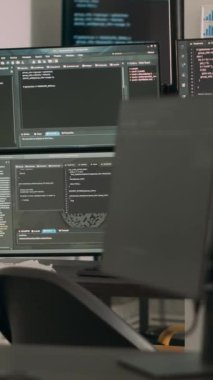 Dikey video: Boş kodlama odasında programlama kodu veri algoritmaları çalıştıran masadaki bilgisayar ekranları. Veritabanı ağ sunucuları yazılım içerisindeki bulut hesaplama bürosu, html betik dili.