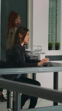 Dikey video: Yazılım programcısı bilgisayarın önünde yapay zeka algoritması göstererek kod yazma konusunda stresli hissediyor. Uçbirim penceresinde html veritabanını kodlayan yorgun üzgün geliştirici.