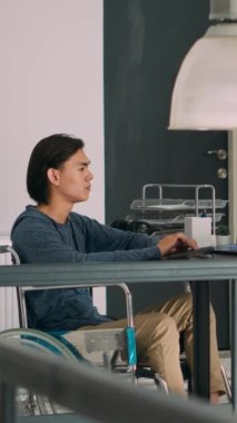 Dikey video: Bilgisayarda fiziksel özürlü yazılım programcısı, yapay zeka algoritması gösteriyor. Tekerlekli sandalye kodlama veritabanında geliştirici çevrimiçi bulut hesaplama.