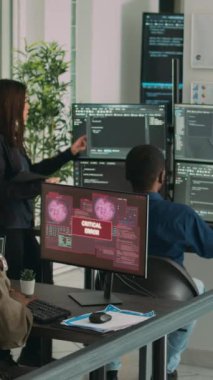 Dikey video: Çeşitli uygulama geliştiricileri hacklenen bilgisayarlarla çalışıyor, sistem hatası güvenliği ve hackleme alarmıyla ilgileniyor. Bilişim teknolojisi, siber mesajı çözmek için bilgisayar hatası bozma iletisi okumalarını yönetir
