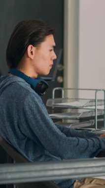Dikey video: BT mühendislerinden oluşan Asyalı bir ekip, bilgisayardaki sunucu veritabanını kullanarak terminal penceresinde html kodunu analiz ediyor. Programlama dili ve bulut hesaplama arayüzü hakkında konuşan kodcular.