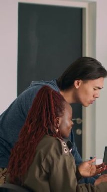 Dikey video: Çok ırklı geliştirici grubu algoritma ayrıştırılırken sistem çökmesi ve hackleme alarmıyla karşılaştı. Bilgisayar üzerinde beklenmedik güvenlik ihlali, siber suç saldırısı yapan kodcular.