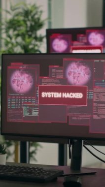 Dikey video: Bilgisayarlarda hackleme saldırısı alarmı ve geliştirme ofisinde güvenlik ihlali görülüyor. Sistem çöktükten sonra ekranda kritik hata mesajı gösteriliyor, tehdit uyarısı.
