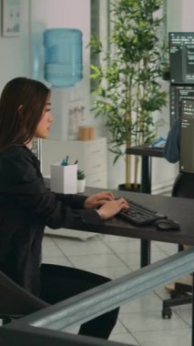 Dikey video: Kadın programcı yeni uygulama sunucusu, bulut hesaplama geliştirmek için bilgisayar klavyesinde kaynak kod yazıyor. Html betiği ile uçbirim penceresinde yazılım mühendisi kodlama programı algoritması.