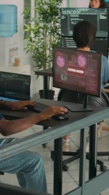 Dikey video: Şirket geliştiricisi sistem arızası, ayrıştırma algoritması ve bilgisayarın hacklenmesi ile karşılaşır. Veritabanı kodlayıcısı yazılım geliştirme ofisinde beklenmedik bir derleme hatası yaptı.