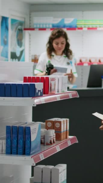 카드를 사용하여 약국의 약국에서 의약품 비타민에 비용을 약사와 센터에서 보조제를 — 비디오