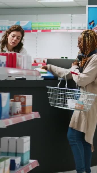 Вертикальное Видео Женщина Клиент Принимает Коробки Таблетками Аптечных Полок Купить — стоковое видео